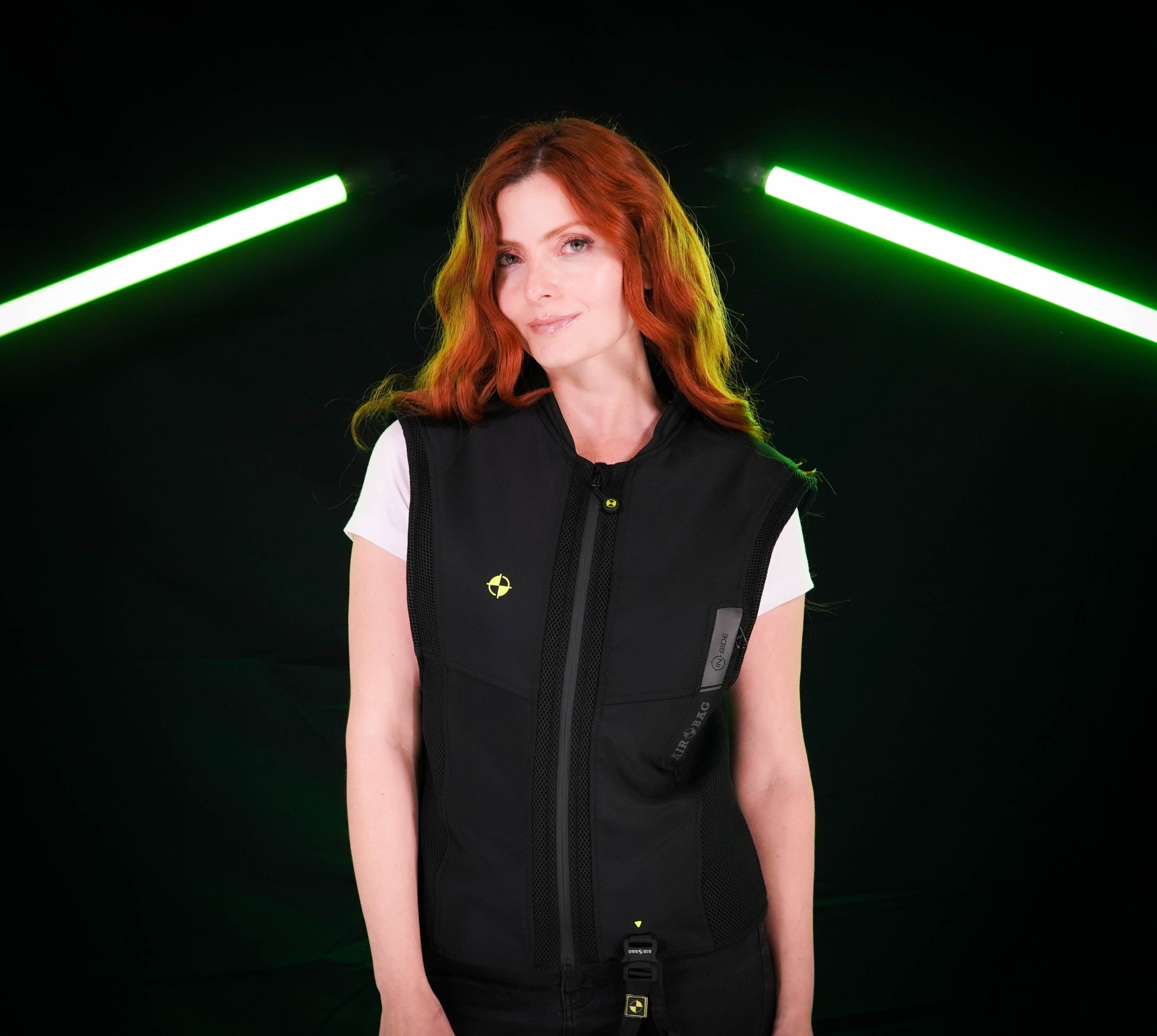 Mujer motorista vistiendo el chaleco de protección con airbag integrado LITE VEST de Airobag.