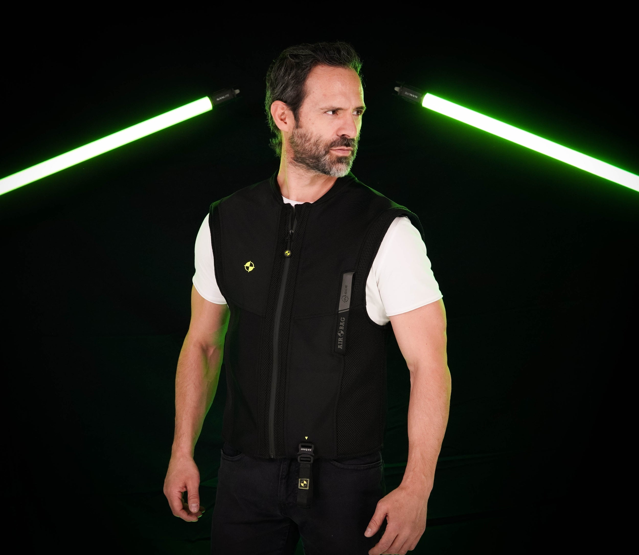 hombre-con-chaleco-airbag-moto-interior-lite-vest