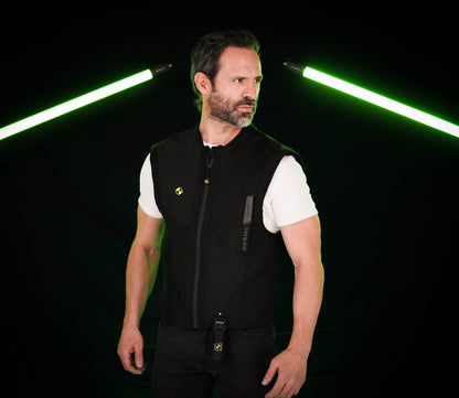 hombre-con-chaleco-airbag-moto-interior-lite-vest