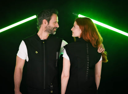 Dos motoristas vistiendo sus chalecos airbag mecánicos LITE VEST, mostrando el ajuste frontal y trasero de la prenda.