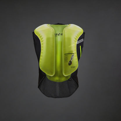 Detalle de la bolsa de aire amarilla protectora inflada del sistema mecánico interior de la chaqueta URBAN JACKET